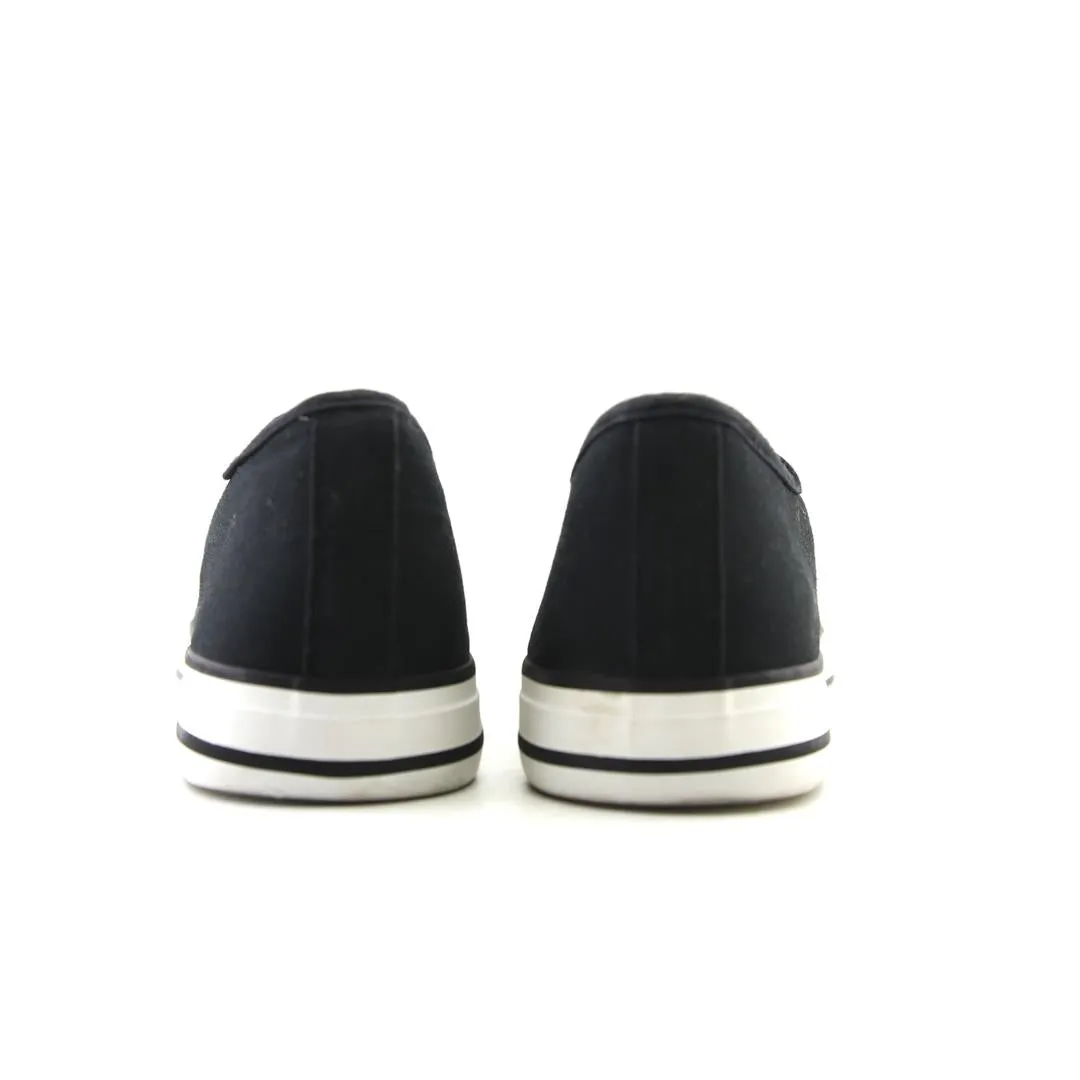 FABULOUS FOOTWEAR .